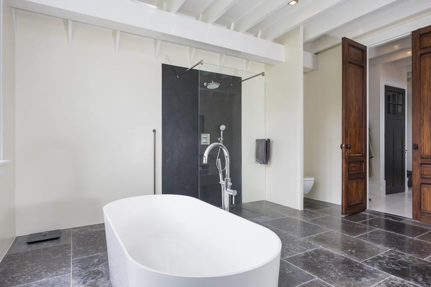 De badkamer met vrijstaand bad