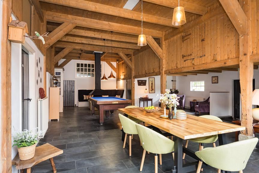 De zaal van de woonboerderij met houten balken