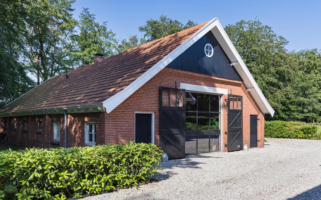 De voormalige woonboerderij, sinds circa 1828 onderdeel van het landgoed