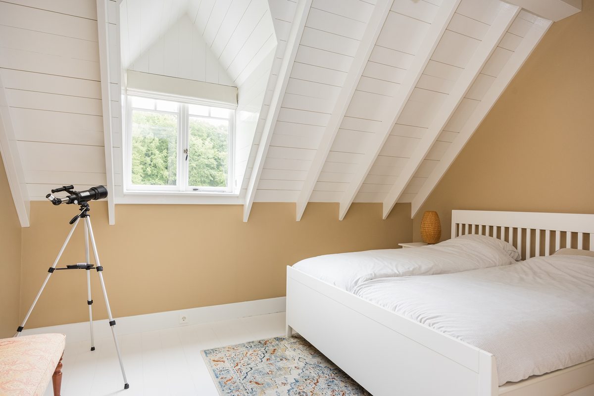 Kamer onder de kap, met dakraam en schuine wanden
