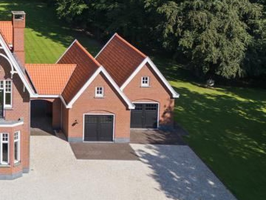 De garage met atelier, aangebouwd aan het landhuis