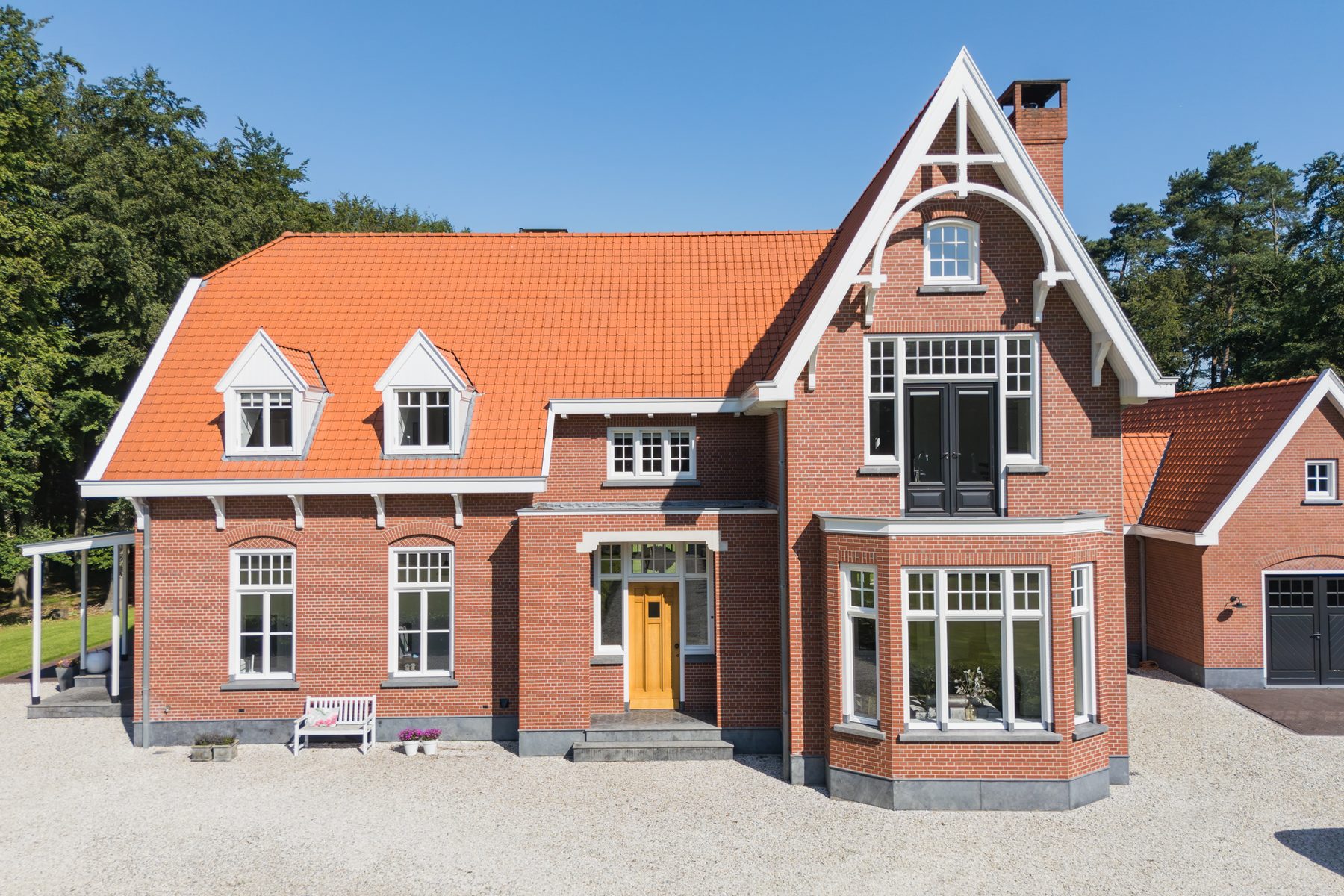 De voorgevel van het landhuis, gezien vanaf het gazon