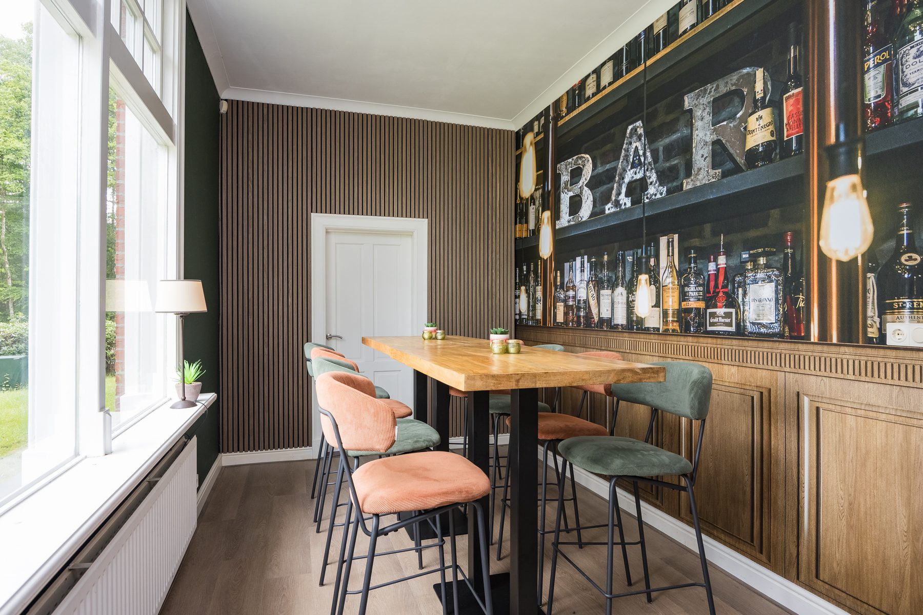 De ontmoetingsruimte met bar in De Loods
