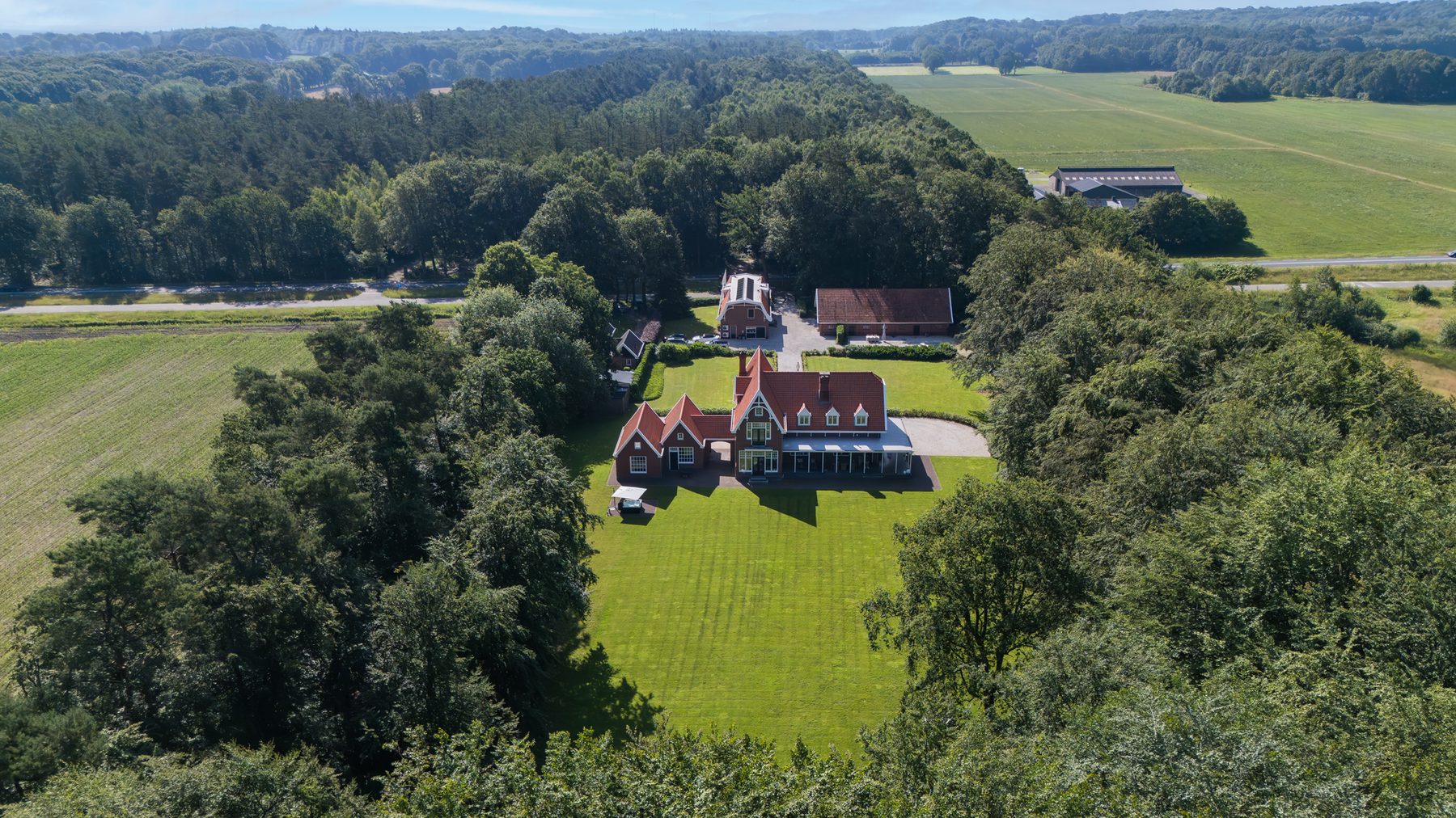 Het Twentse coulisselandschap rond het landgoed, met houtwallen en weilanden