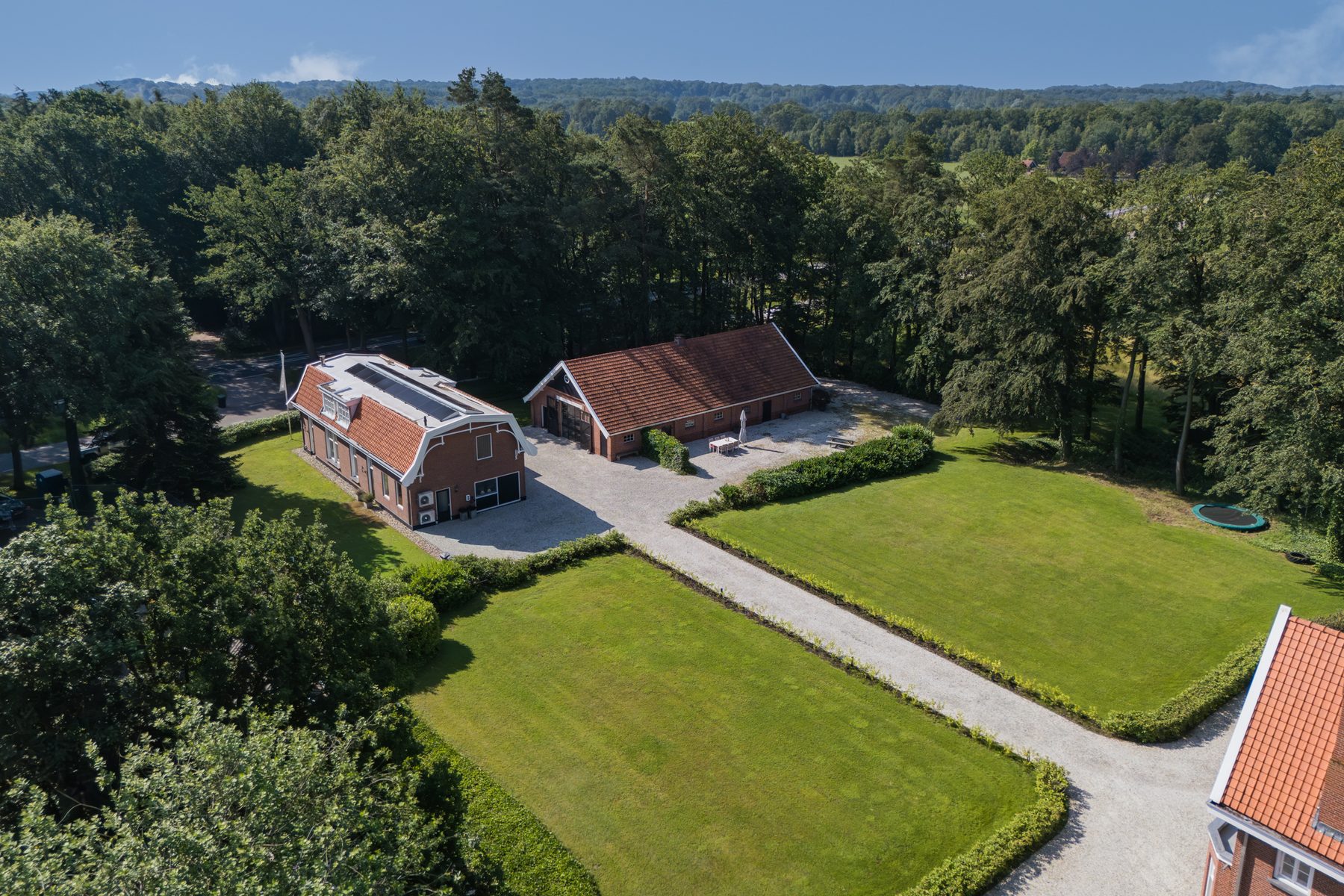 De oprijlaan vanuit de lucht, met het landhuis aan het einde