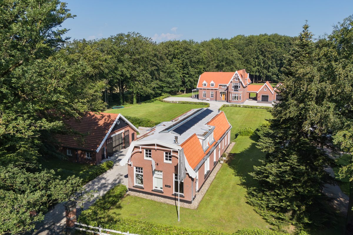Het erf vanuit de lucht, met De Loods op de voorgrond en het landhuis erachter