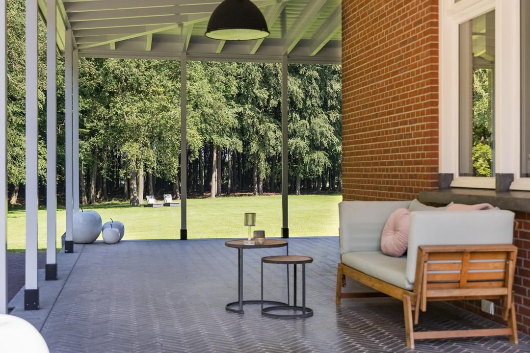 Overdekt terras met zicht op het gazon
