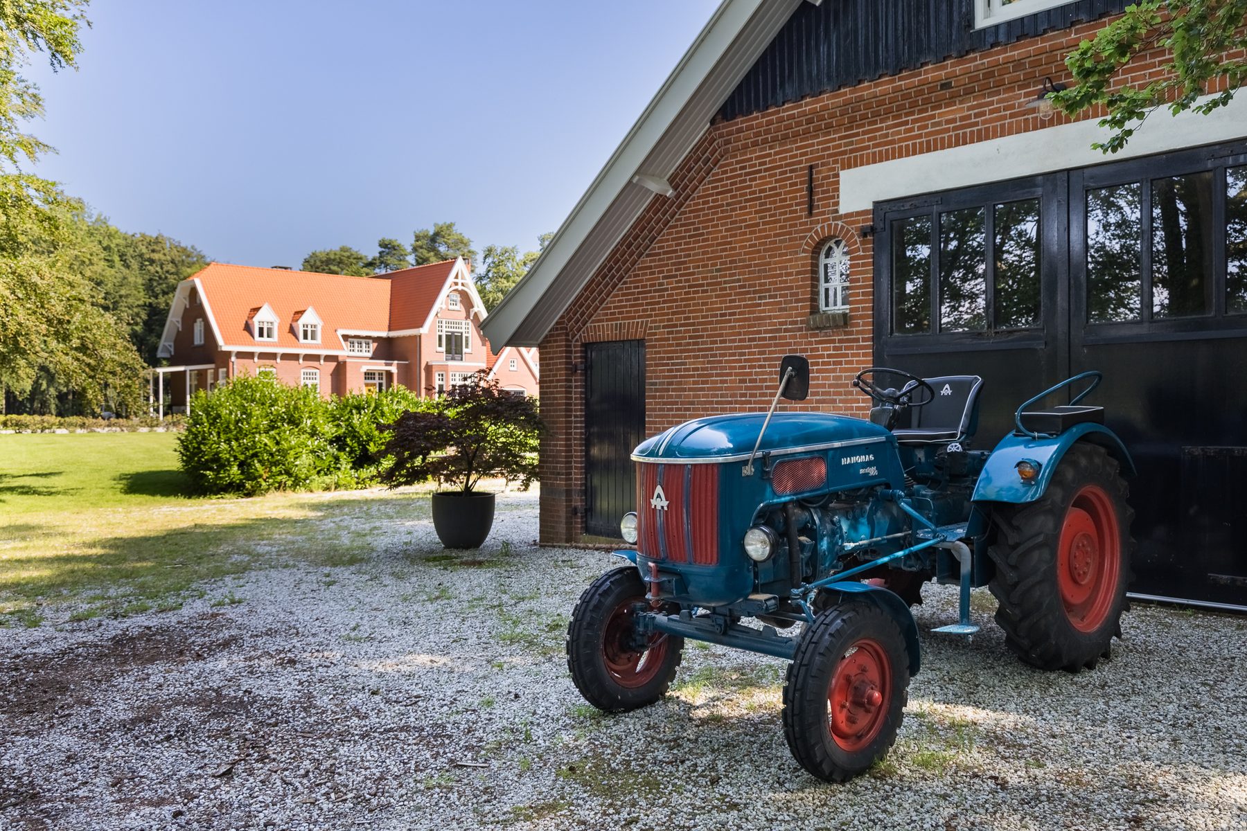 Werktuig op het erf, voor het onderhoud van het landgoed
